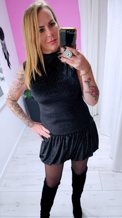 czarna sukienka mini.jpg