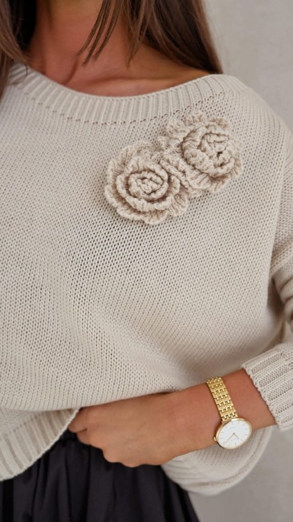 sweter beżowy róże bocca.jpg