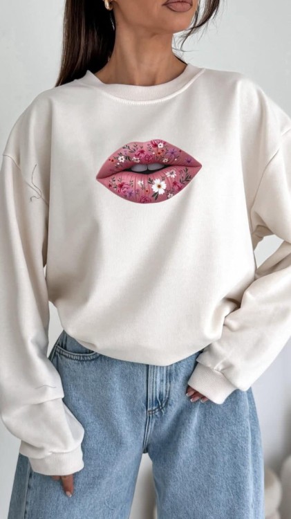 biała bluza bocca różowe usta.jpg