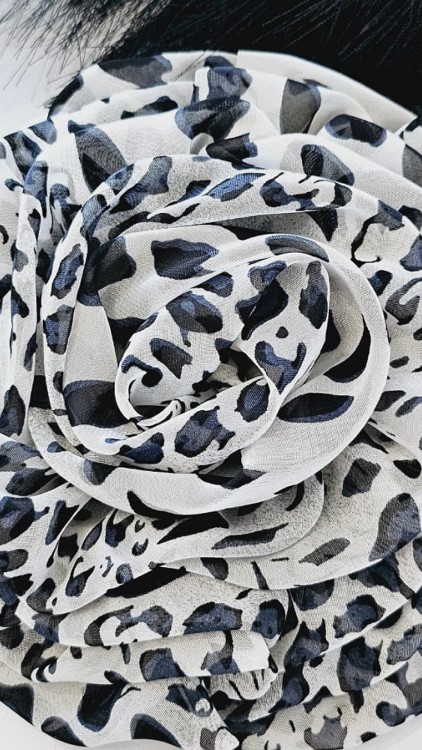 DUŻA TIULOWA BROSZKA.jpg