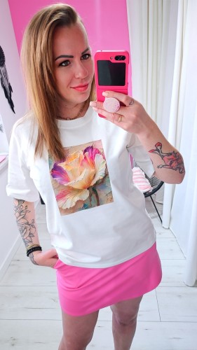 biały t-shirt z kwiatem bocca.jpg