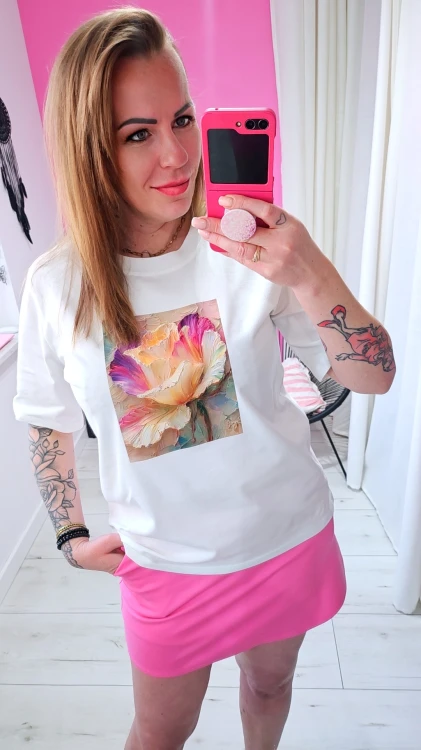 biały t-shirt z kwiatem bocca.jpg
