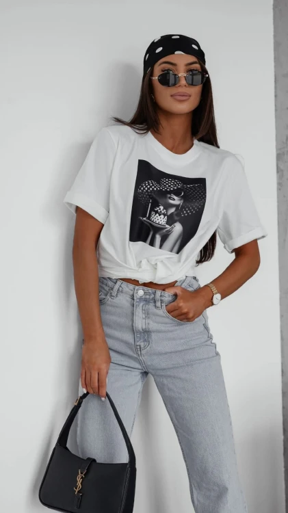 BIAŁY T-SHIRT KOBIETA W KAPELUSZU BOCCA.jpg