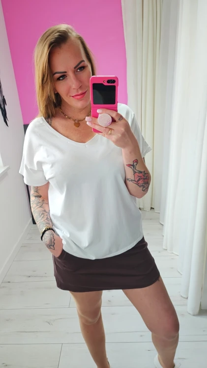 biały t-shirt damski dekolt v.jpg