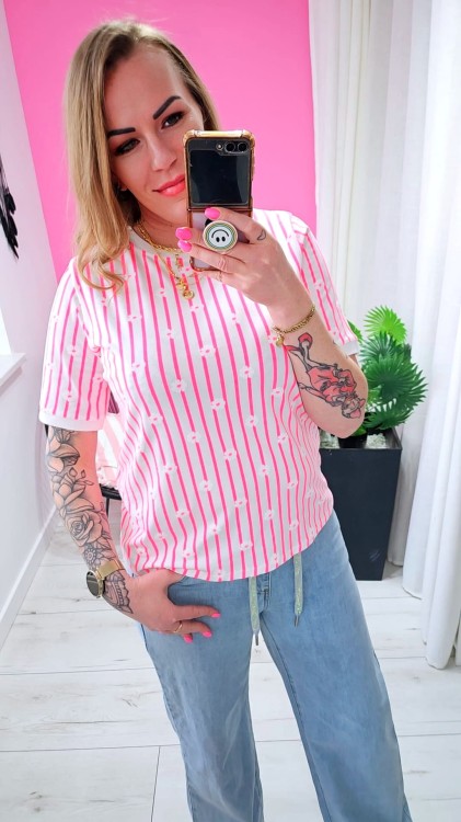 różowy t-shirt azara paski.jpg
