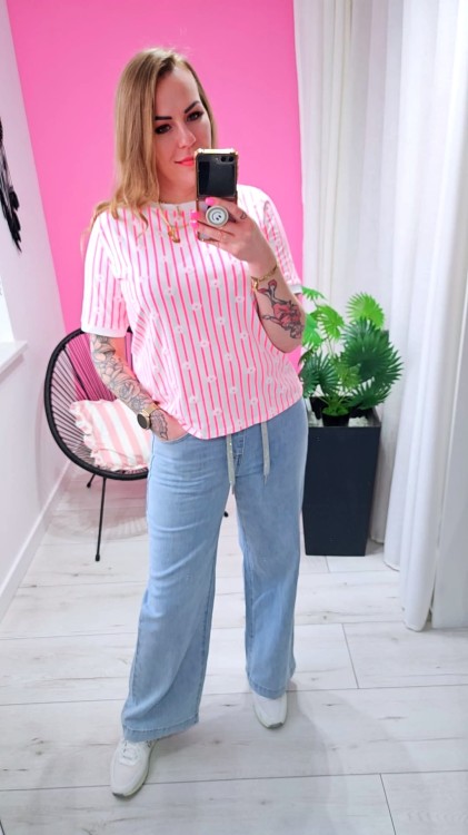 różówy neon t-shirt azara paski.jpg