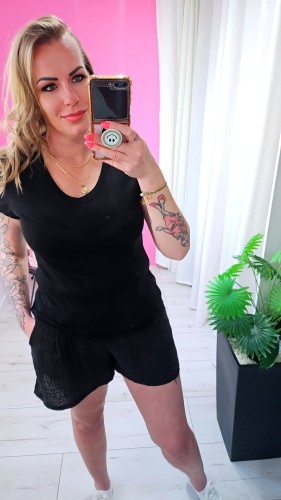 czarna bluzka serek.jpg